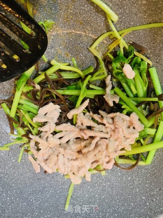 芹菜木耳炒肉丝的做法步骤：6