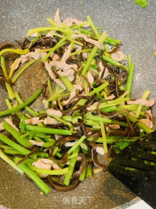 芹菜木耳炒肉丝的做法步骤：7