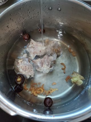 猪骨香菇萝卜汤的做法步骤：2