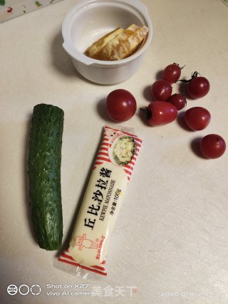 黄瓜橘子圣女果沙拉的做法步骤：1