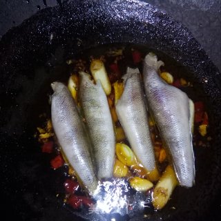 川香炖鱼贴饼的做法步骤：6