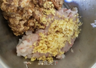 翡翠鲜虾猪肉饺的做法步骤：1
