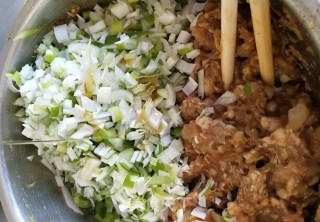 翡翠鲜虾猪肉饺的做法步骤：3