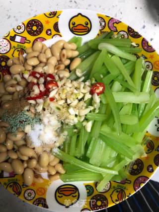 凉拌黄豆芹菜的做法步骤：4