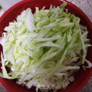 圆白菜炒粉条的做法步骤：1