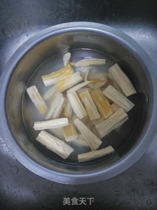 剁椒酱蒸腐竹金针菇的做法步骤：1