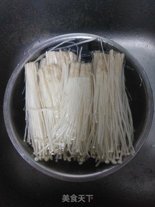 剁椒酱蒸腐竹金针菇的做法步骤：2