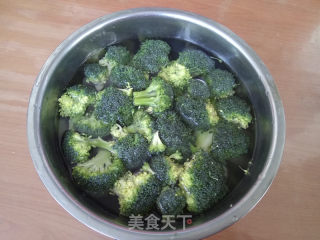 清炒胡萝卜西兰花的做法步骤：1
