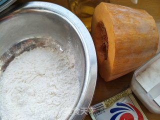 南瓜花卷的做法步骤：1