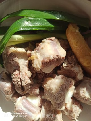 西红柿土豆牛尾汤的做法步骤：2