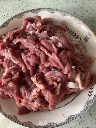 孜然羊肉的做法步骤：1
