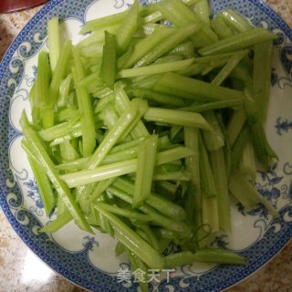 干肠炒芹菜的做法步骤：1