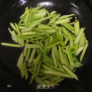 干肠炒芹菜的做法步骤：3