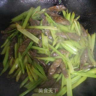 干肠炒芹菜的做法步骤：4