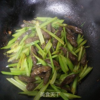 干肠炒芹菜的做法步骤：5