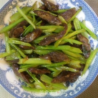干肠炒芹菜的做法步骤：6