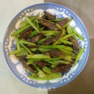 干肠炒芹菜的做法步骤：8