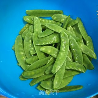 清炒荷兰豆的做法步骤：1