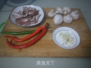 卤猪肘炒园菇的做法步骤：1