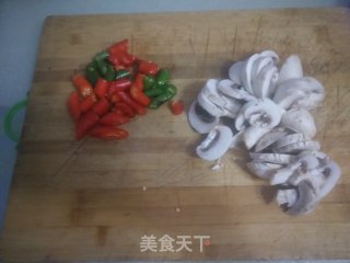 卤猪肘炒园菇的做法步骤：2