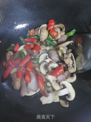 卤猪肘炒园菇的做法步骤：6