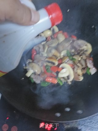 卤猪肘炒园菇的做法步骤：8