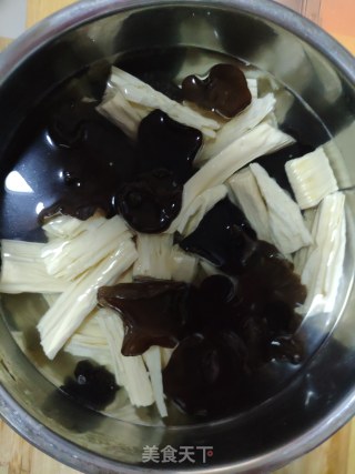 木耳腐竹拌芹菜的做法步骤：1