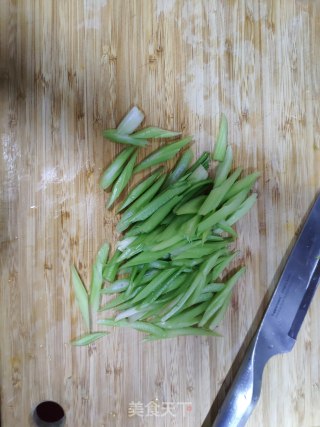 木耳腐竹拌芹菜的做法步骤：2