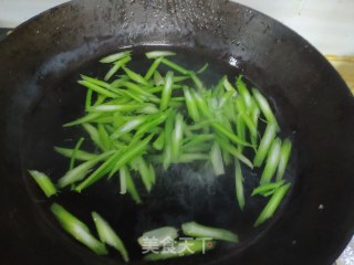 木耳腐竹拌芹菜的做法步骤：3