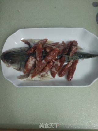 腊肠蒸鲈鱼的做法步骤：5