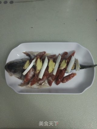腊肠蒸鲈鱼的做法步骤：6