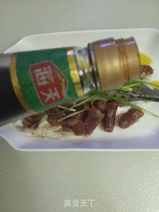 腊肠蒸鲈鱼的做法步骤：11