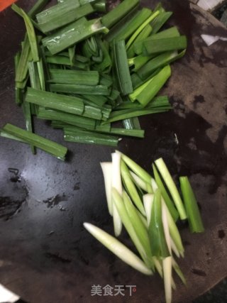 蒜苗炒二刀腊肉的做法步骤：1