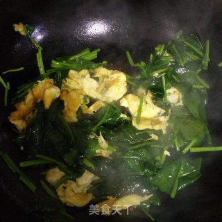菠菜炒鸡蛋的做法步骤：5
