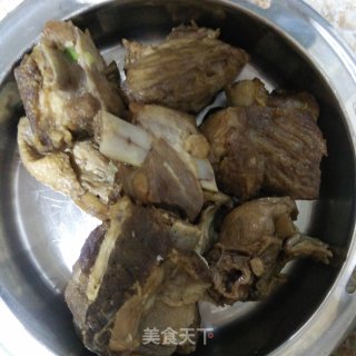 排骨炖土豆的做法步骤：1