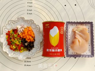 五彩鸡肉炒饭的做法步骤：1