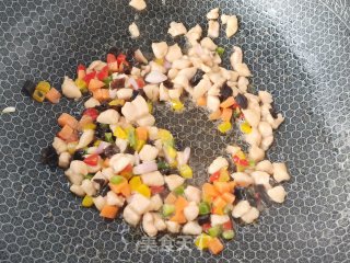 五彩鸡肉炒饭的做法步骤：8