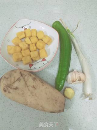 豆腐泡炒莲藕的做法步骤：1