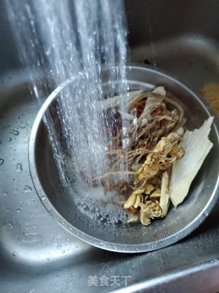 菌菇清汤的做法步骤：2