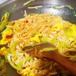鸡蛋炒面的做法步骤：11