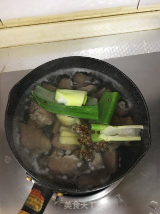 新疆羊肉拉条子的做法步骤：2