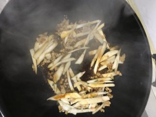 肉末杏鲍菇炒拉条子的做法步骤：5