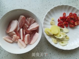 五花肉炒土豆片的做法步骤：1
