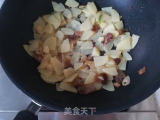 五花肉炒土豆片的做法步骤：5