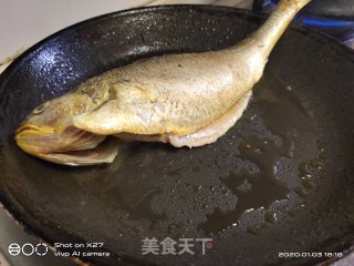 葱香豆瓣小黄鱼的做法步骤：1