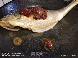 葱香豆瓣小黄鱼的做法步骤：3