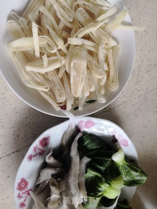 白菜鸡蛋煮豆丝的做法步骤：1