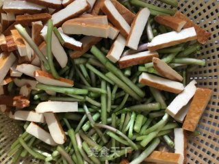 咸肉香干炒芦蒿的做法步骤：2