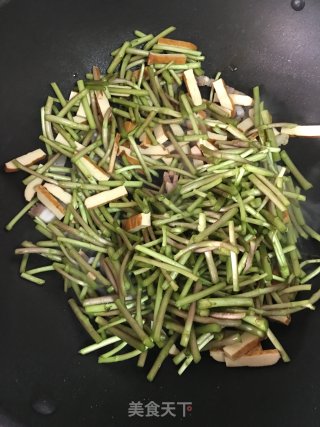 咸肉香干炒芦蒿的做法步骤：5