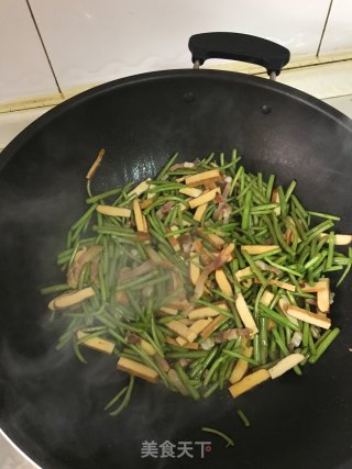 咸肉香干炒芦蒿的做法步骤：7
